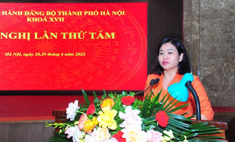 Phó Bí thư Thường trực Thành ủy Hà Nội Nguyễn Thị Tuyến trình bày Tờ  trình và Dự thảo Chương trình hành động thực hiện Nghị quyết số 15-NQ/TW của Thành ủy Hà Nội