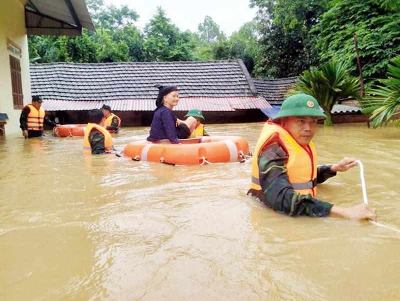 Lực lượng quân đội hỗ trợ người dân tỉnh Vĩnh Phúc sơ tán do mưa lớn vào tháng 5/2022. Ảnh: Hải Yến.