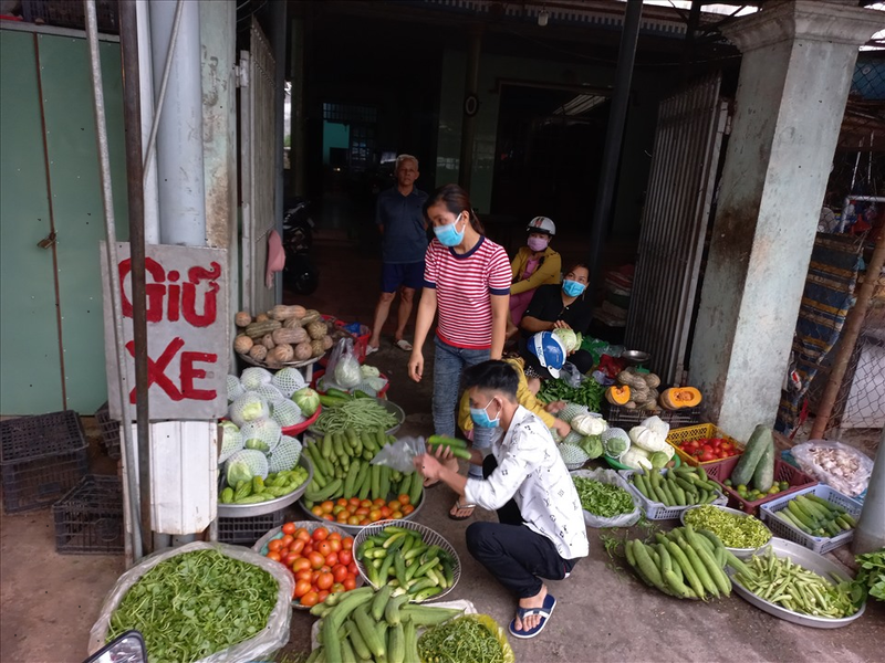 Được tăng lương tối thiểu 6% nhưng với tình hình giá cả các mặt hàng nhiều công nhân cho biết phải rất tiết kiệm chi tiêu, mua đồ ăn, vật phẩm sinh hoạt hằng ngày. Ảnh: Internet.