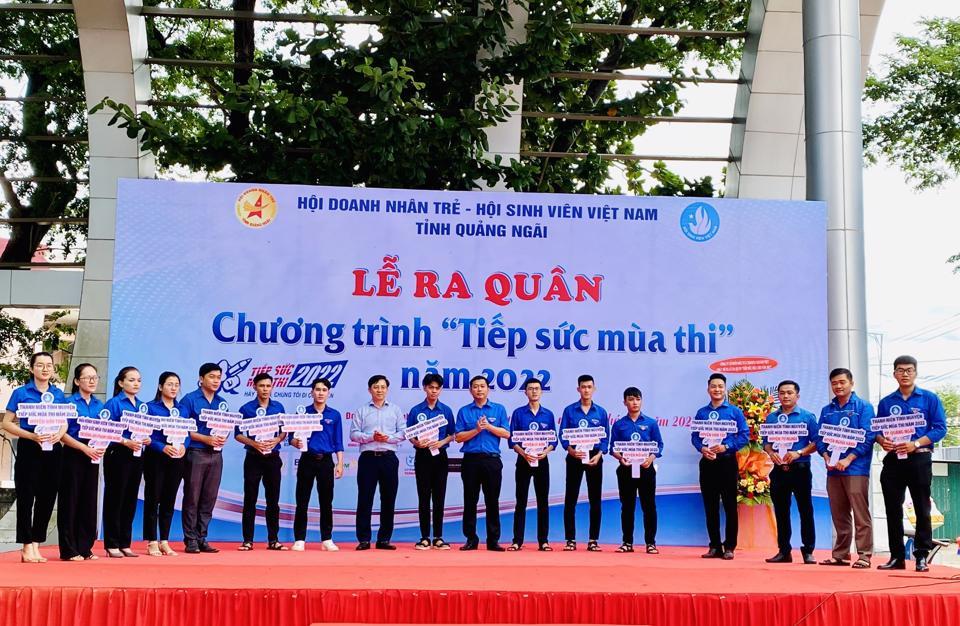 Các đội hình tình nguyện nhận nhiệm vụ ra quân tiếp sức sĩ tử trong kỳ thi tốt nghiệp THPT Quốc gia 2022.