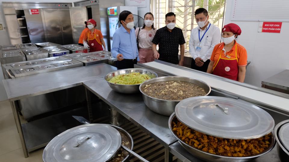 Đoàn liên ngành của Sở NN&PTNT Hà Nội kiểm tra việc chấp hành các quy định về an toàn thực phẩm tại một bếp ăn tập thể trên địa bàn quận Bắc Từ Liêm. Ảnh: Lâm Nguyễn  