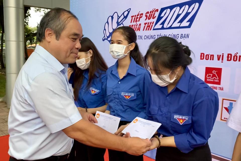 Trao học bổng cho các học sinh có hoàn cảnh khó khăn của Quảng Ngãi.