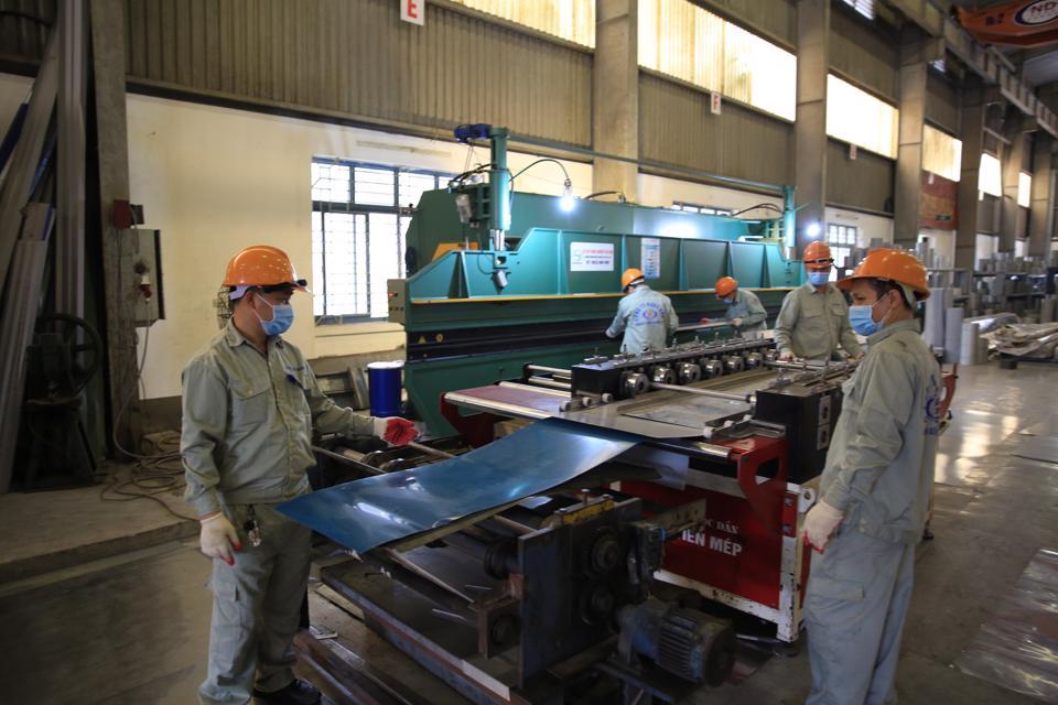 Theo các chuyên gia, việc tăng lương chỉ có ý nghĩa khi Chính phủ có biện pháp mạnh để kiềm chế lạm phát; doanh nghiệp tăng hỗ trợ cho người lao động. Ảnh: Phạm Hùng.