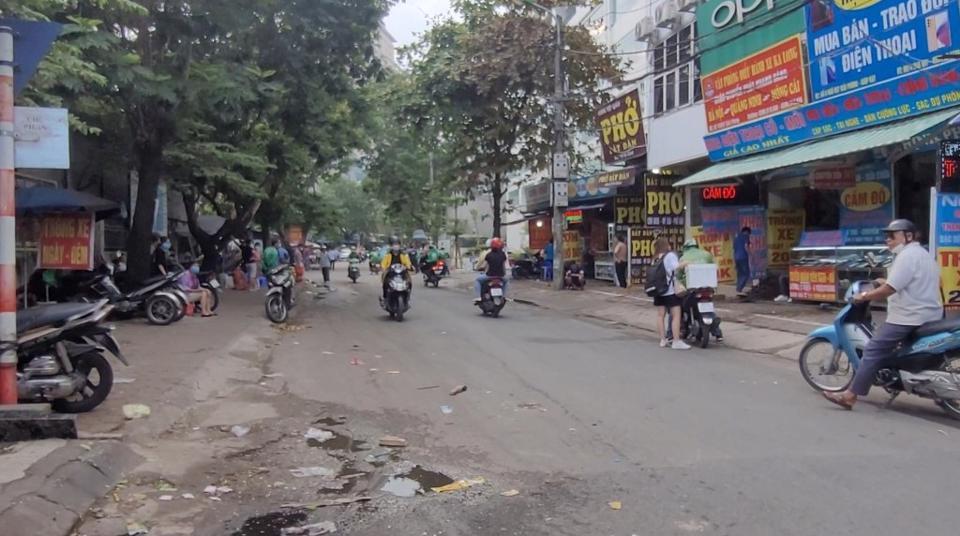 Vi phạm trật tự đô thị bủa vây đường dẫn vào bến xe dành cho xe khách.