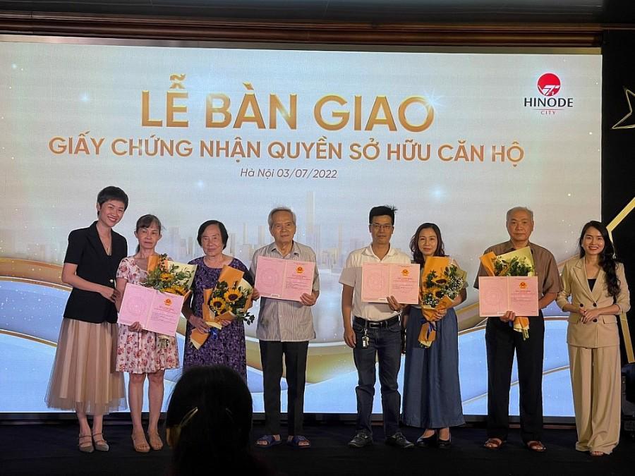  Cư dân vui mừng khi nhận được Giấy chứng nhận quyền sở hữu căn hộ 