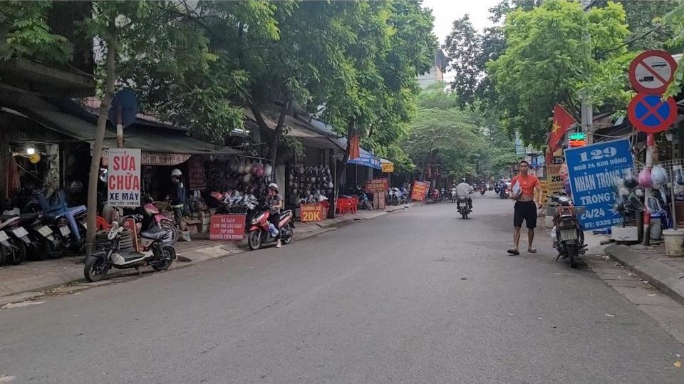 Vi phạm trật tự đô thị bủa vây xung quanh bến xe Giáp Bát.