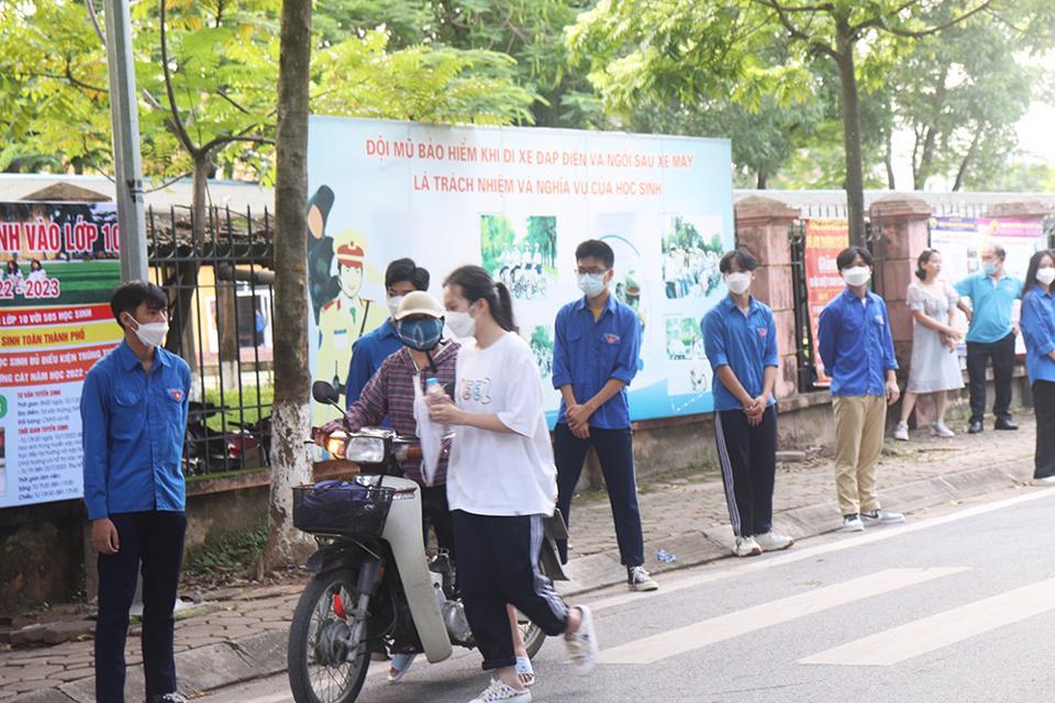 Lực lượng thanh niên tình nguyện sẵn sàng có mặt hỗ trợ các thí sinh.