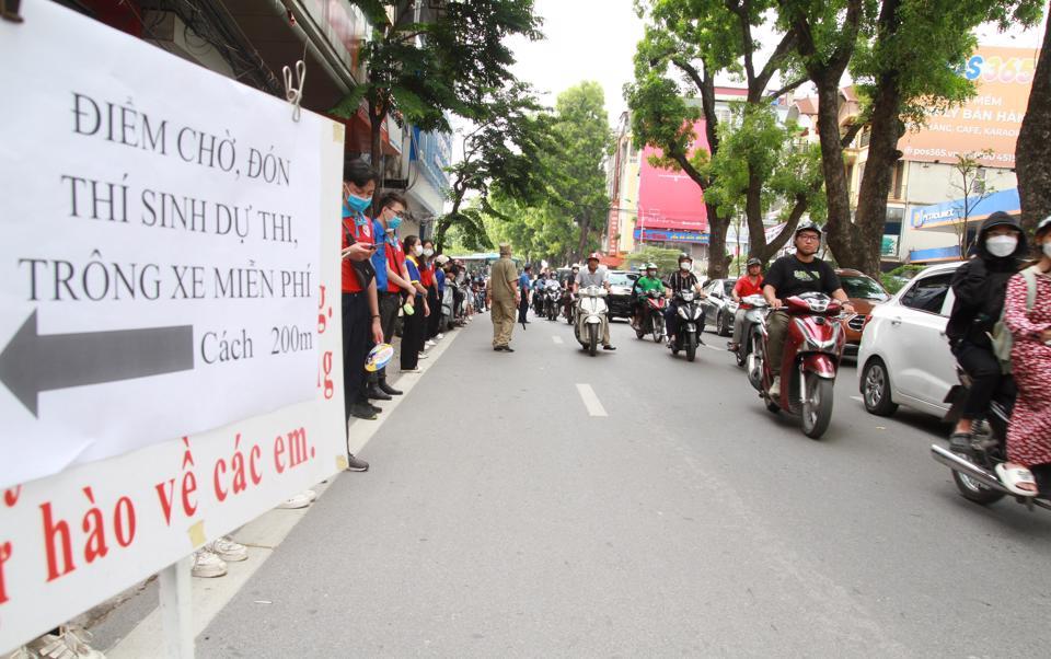 Bảng hướng dẫn điểm đưa, đón thí sinh tại trường THPT Quang Trung, quận Đống Đa. Ảnh: Văn Trọng