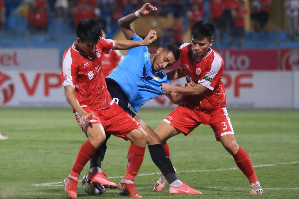 Thanh Bình (số 3) là một trong số ít cầu thủ trẻ được thi đấu chính tại V-League. Ảnh: Ngọc Tú.