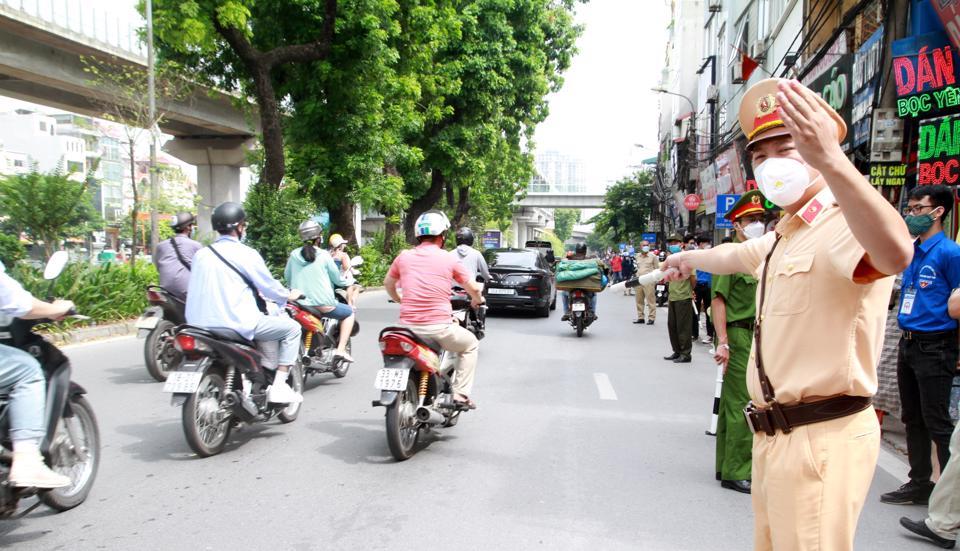 Hà Nội: Giao thông đảm bảo thuận lợi cho kỳ thi THPT năm 2022 - Ảnh 1