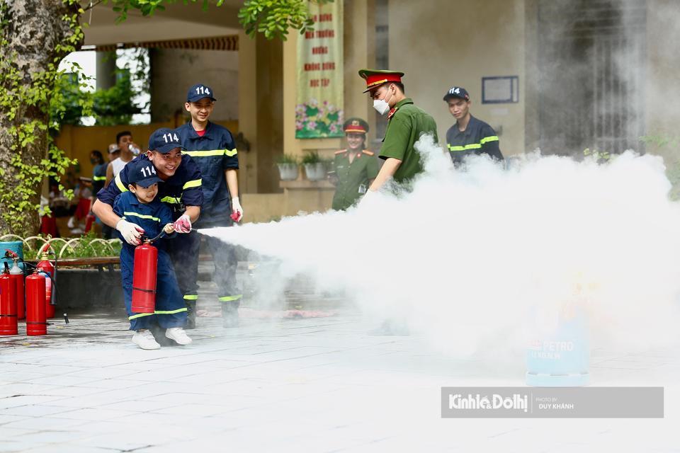 Lực lượng chức năng hướng dẫn thực hành các thao tác sử dụng thiết bị chữa cháy tại chỗ, cách nhận biết và sử dụng bình chữa cháy, xử lý đám cháy từ bình ga, xăng dầu bằng bình khí, bình xịt, thực hành thoát nạn khi có khói, khí độc, hướng dẫn sơ cứu và băng bó khi gặp người bị nạn.