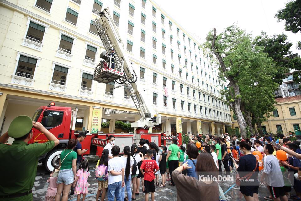 Công an quận Hoàn Kiếm phối hợp với UBND các phường Hàng Bài, Phan Chu Trinh, Lý Thái Tổ, Hàng Mã tổ chức chương trình trải nghiệm “Chúng em là lính cứu hỏa” cho các em thiếu nhi, học sinh tại trường THCS Trưng Vương (phường Hàng Bài, quận Hoàn Kiếm, TP Hà Nội).