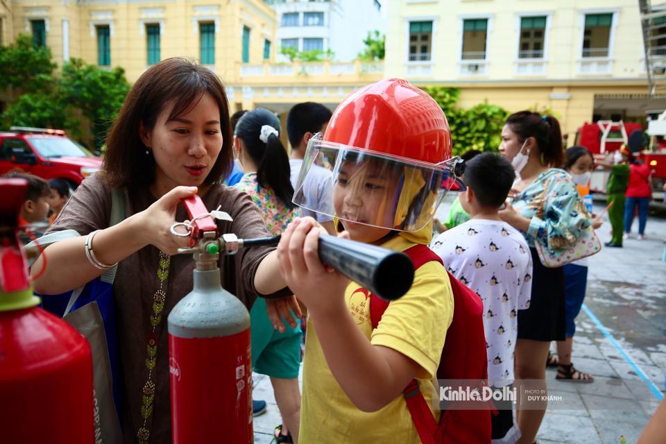 Hướng dẫn cách dùng bình xịt cứu hỏa cho các em thiếu nhi.