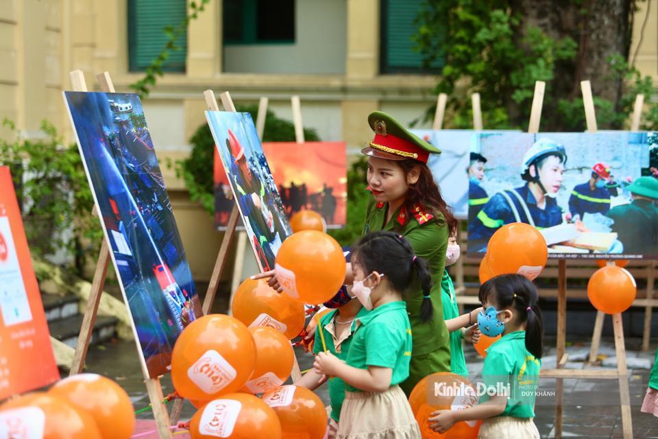 Tại đây, các em nhỏ còn được xem tranh, ảnh về người lính cứu hỏa và nghe giới thiệu về công tác phòng cháy chữa cháy (PCCC).