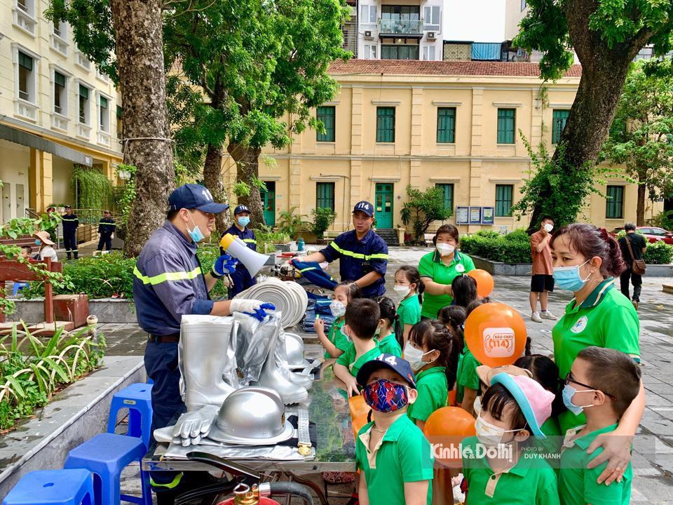 Sân trường THCS Trưng Vương được chia thành các khu vực tham quan trưng bày hình ảnh hoạt động về Phòng cháy, chữa cháy - Cứu nạn cứu hộ, khu vực thoát nạn bằng xe thang, dây hạ chậm, khu vực trải nghiệm sơ cấp cứu y tế, khu vực sử dụng bình chữa cháy dập lửa ở khay xăng, sử dụng vòi chữa cháy, bình thở của lực lượng Cảnh sát PCCC chuyên nghiệp, khu vực vui chơi chữa cháy, cứu tài sản.