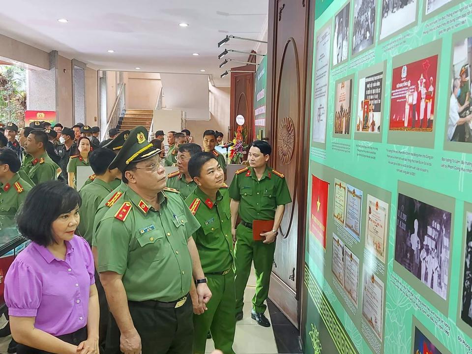 Trung tướng Nguyễn Hải Trung cùng các đại biểu tham quan triển lãm.