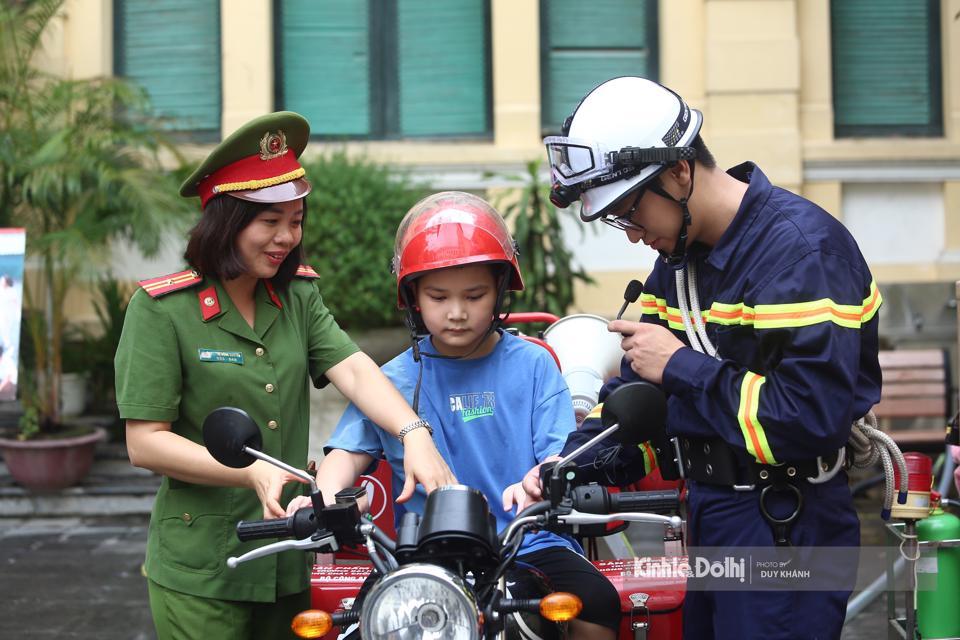 Lực lượng PCCC giới thiệu với người dân và các em thiếu nhi phương tiện phục vụ chữa cháy.