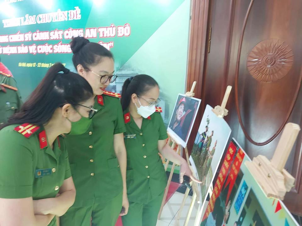 Có gần 1.000 hình ảnh, tài liệu, hiện vật, giới thiệu khái quát quá trình 60 năm xây dựng, chiến đấu, trưởng thành cùng những chiến công xuất sắc của lực lượng Cảnh sát Công an Thủ đô.