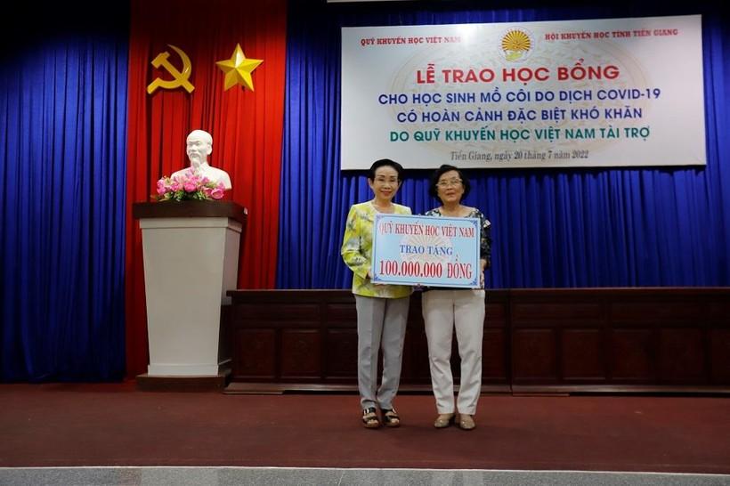 Tiền Giang: Trao 20 suất học bổng cho học sinh mồ côi vì Covid-19 ảnh 1