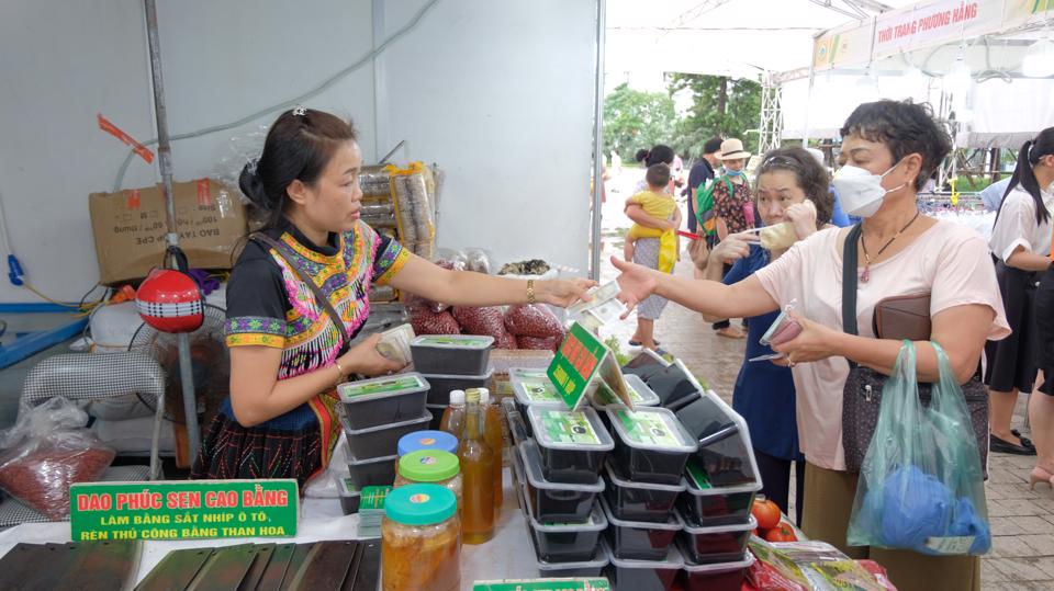 Sự kiện lần này có ý nghĩa hết sức quan trọng, là cơ hội giúp các chủ thể, doanh nghiệp, hộ sản xuất tăng cường kết nối giao thương, quảng bá thương hiệu, xúc tiến thương mại, tìm kiếm khách hàng, tiếp cận thị trường. Trong ảnh: Khách hàng chọn mua sản phẩm thạch đen của tỉnh Cao Bằng.