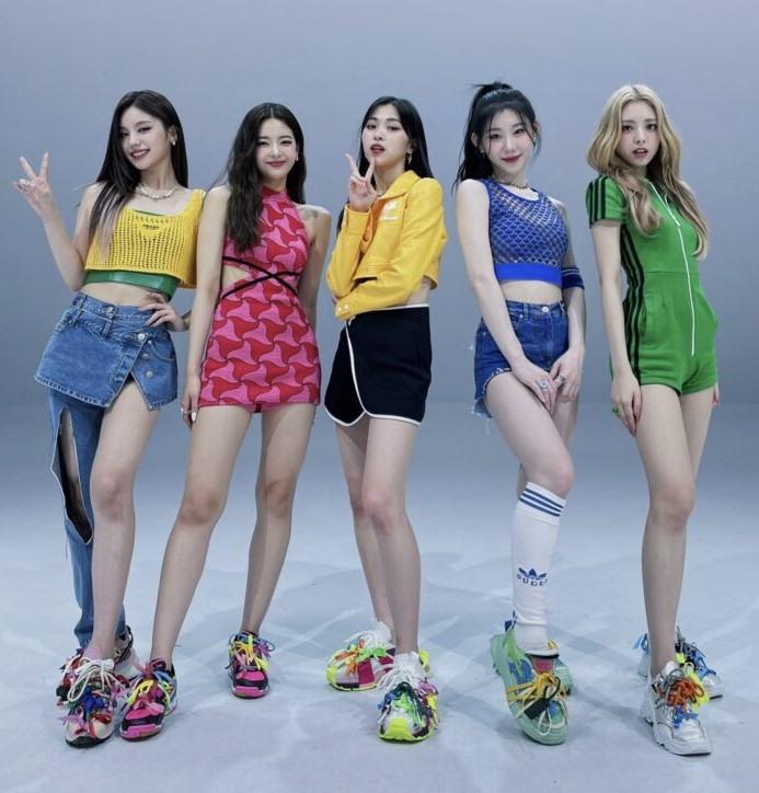 Nhiều nhóm nhạc bắt kịp xu thế và theo đuổi phong cách Y2K thời thượng như Itzy, (G)I-dle...Ảnh: JYP Ent