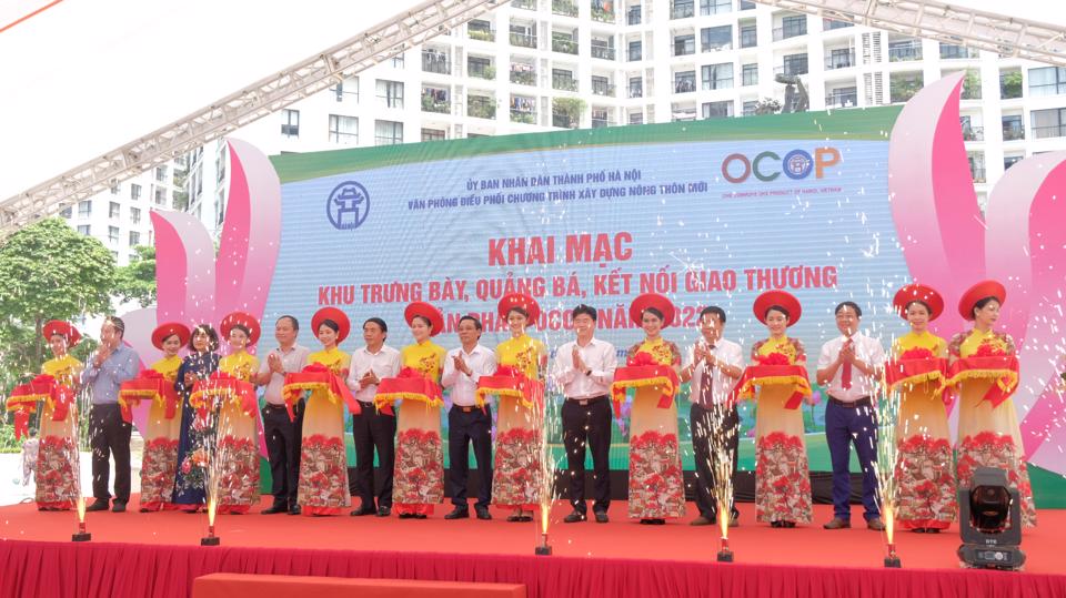 Ngày 22/7, Văn phòng Điều phối xây dựng nông thôn mới Hà Nội tổ chức lễ cắt băng khai mạc Hội chợ trưng bày, quảng bá, kết nối giao thương sản phẩm OCOP tại Trung tâm thương mại khu đô thị Vincom Royal City (quận Thanh Xuân).