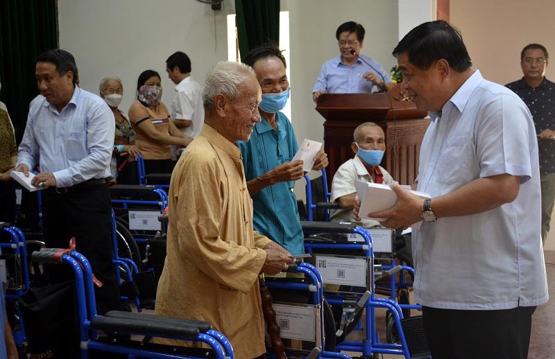 Bộ trưởng Nguyễn Chí Dũng và các đại biểu thăm hỏi, tặng quà.