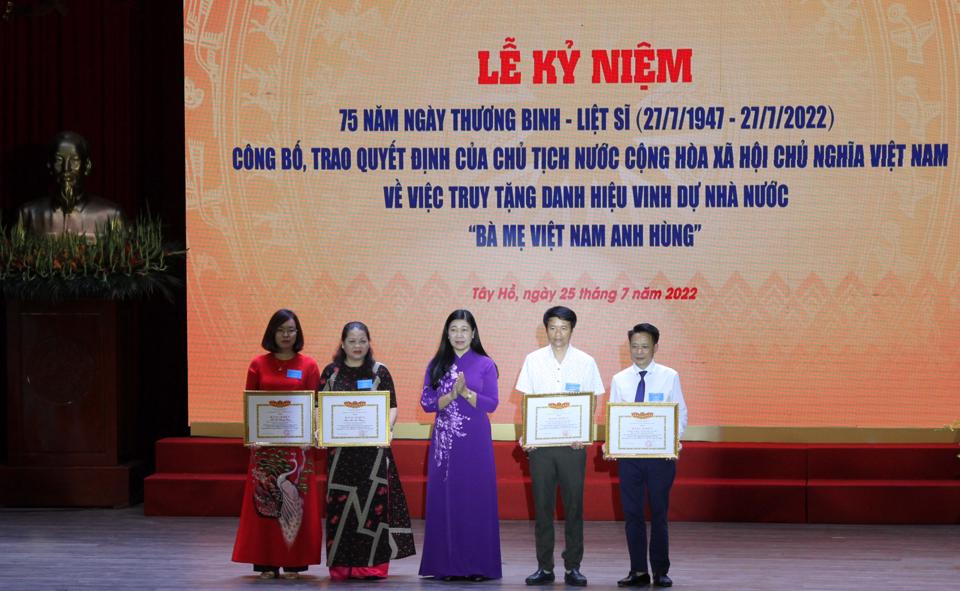 Chủ tịch Ủy ban MTTQ Việt Nam TP Hà Nội Nguyễn Lan Hương tặng Bằng khen của Bộ LĐTB&XH cho các tập thể, cá nhân quận Tây Hồ có thành tích xuất sắc trong công tác chăm sóc cho thương binh, liệt sĩ.