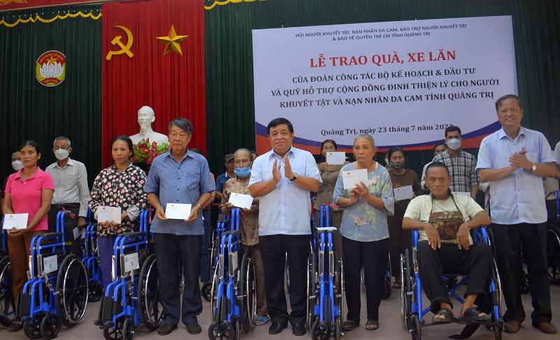 Bộ trưởng Nguyễn Chí Dũng và đoàn công tác tặng 191 xe lăn cho thương binh, người khuyết tật, nạn nhân da cam trên địa bàn tỉnh Quảng Trị.