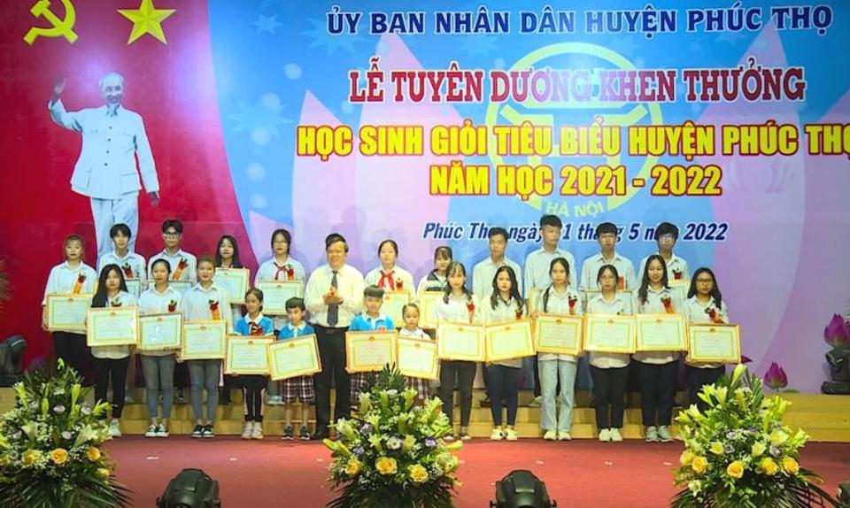 Huyện Phúc Thọ tuyên dương học sinh giỏi tiêu biểu năm học 2021 - 2022.