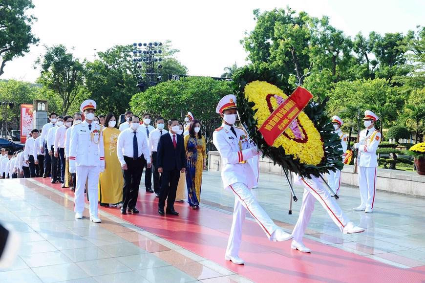 Đoàn Bộ Lao động-Thương binh và Xã hội đặt vòng hoa tại Đài tưởng niệm các Anh hùng, Liệt sỹ.