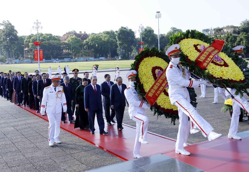 Lãnh đạo Đảng, Nhà nước, TP Hà Nội đặt vòng hoa và vào Lăng viếng Chủ tịch Hồ Chí Minh. (Ảnh: An Đăng/TTXVN)