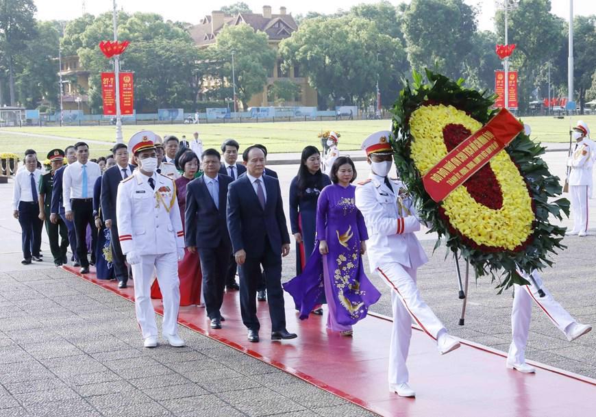 Đoàn đại biểu Thành ủy, HĐND, UBND và Ủy ban MTTQ Việt Nam TP Hà Nội vào Lăng viếng Chủ tịch Hồ Chí Minh