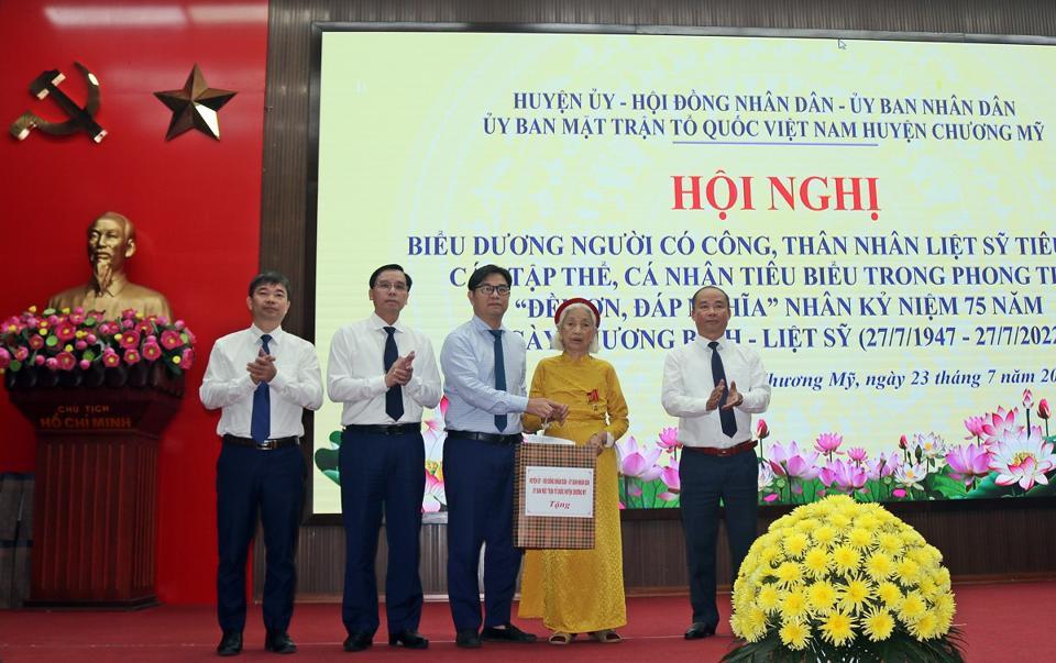 Lãnh đạo huyện Chương Mỹ tặng quà Mẹ Việt Nam Anh hùng Nguyễn Thị Thanh, nhân Kỷ niệm 75 năm ngày Thương binh - Liệt sỹ