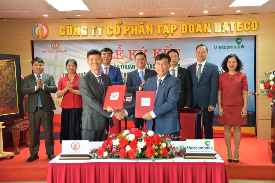 Ông Lê Ngọc Thái - Giám đốc Vietcombank Hải Phòng (bên phải) và ông Nguyễn Văn Tiến - Tổng giám đốc (Hateco HIT) thực hiện nghi thức ký Thỏa thuận nguyên tắc về việc cấp tín dụng cho cho dự án đầu tư xây dựng bến số 5, số 6 Khu bến cảng Lạch Huyện giữa Vietcombank Hải Phòng và Hateco HIT