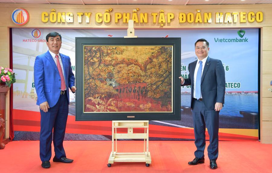 Ông Nguyễn Thanh Tùng – Phó Tổng giám đốc phụ trách BĐH Vietcombank (bên phải) tặng quà lưu niệm cho ông Trần Văn Kỳ - Chủ tịch HĐQT Hateco Group