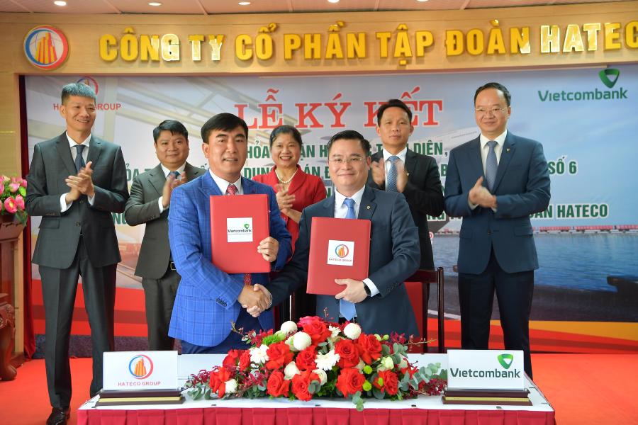 Ông Nguyễn Thanh Tùng – Phó Tổng giám đốc phụ trách BĐH Vietcombank (bên phải) và ông Trần Văn Kỳ - Chủ tịch HĐQT Hateco Group thực hiện nghi thức ký Thỏa thuận hợp tác toàn diện chính thức giữa Vietcombank  và Tập đoàn Hateco 