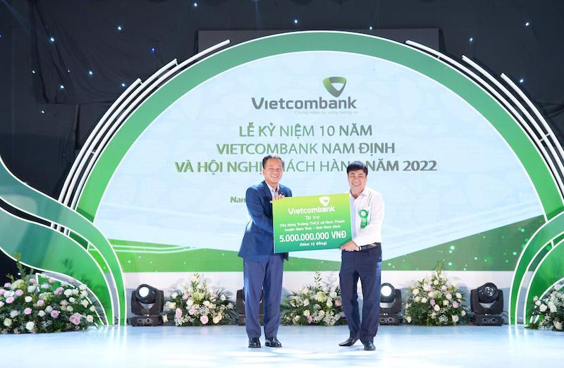 Thay mặt Ban lãnh đạo Vietcombank, ông Nguyễn Việt Cường - Phó Tổng Giám đốc trao biển tượng trưng số tiền ủng hộ của Vietcombank để xây dựng trường Trung học cơ sở xã Nam Thanh, huyện Nam Trực, tỉnh Nam Định