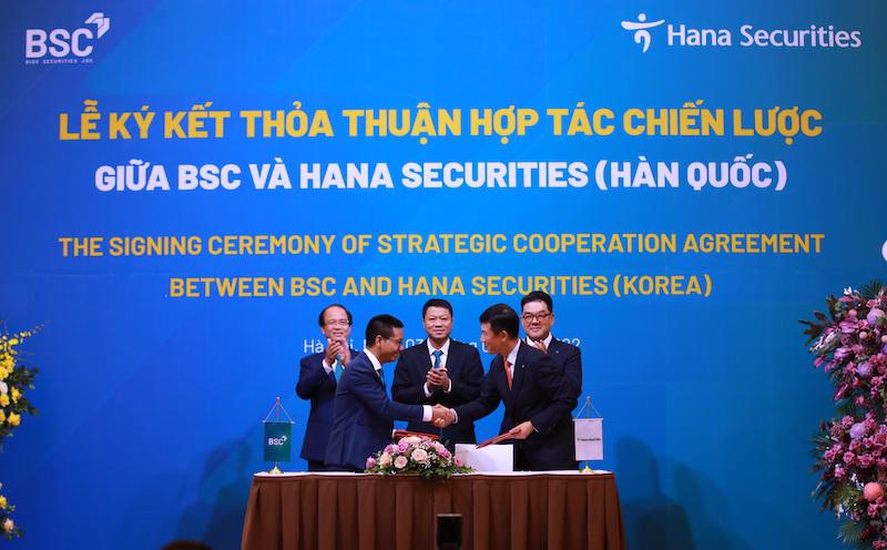 Đại diện BSC và HSC bắt tay sau khi ký thoả thuận hợp tác