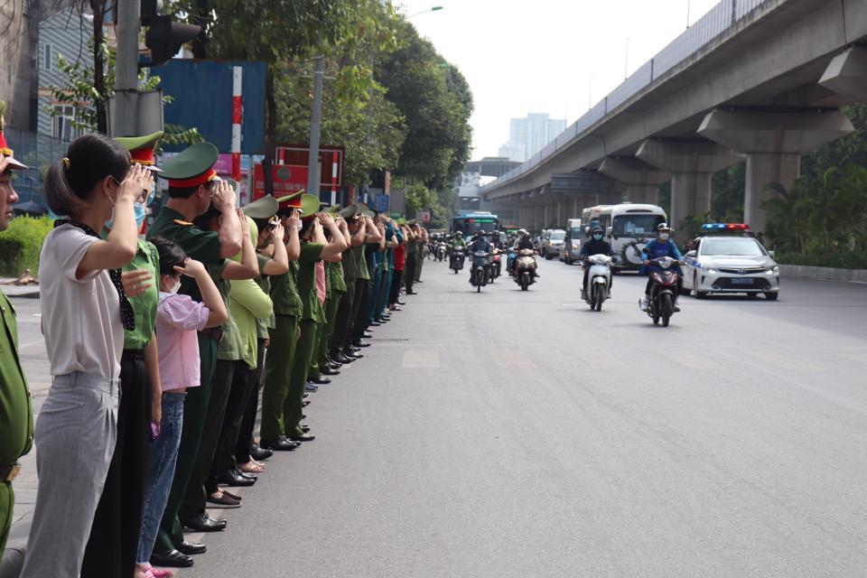 Nghẹn ngào tiễn đưa 3 chiến sĩ cảnh sát hy sinh - Ảnh 5