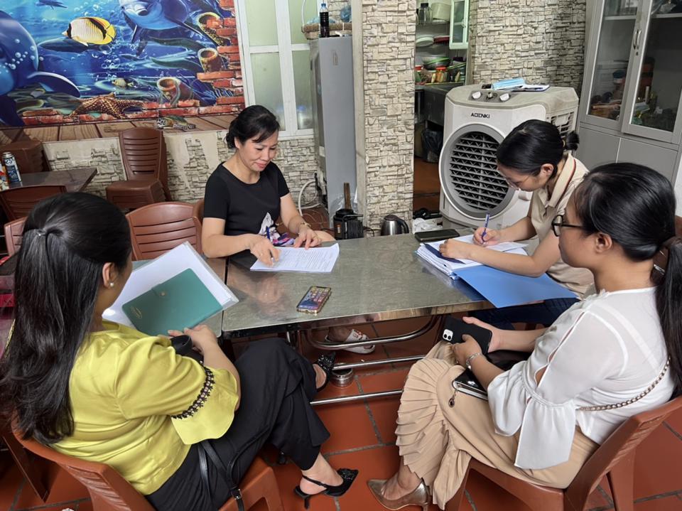 Đoàn kiểm tra liên ngành ATTP quận Thanh Xuân thực hiện kiểm tra, giám sát các cơ sở tại tuyến phố kiểm soát ATTP phường Thượng Đình. Ảnh: Hồng Thái