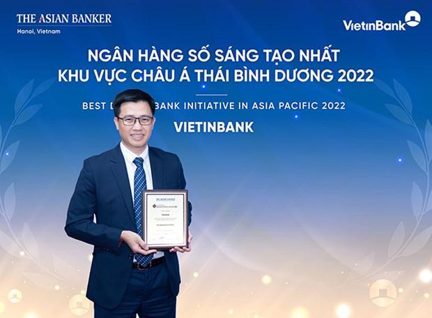 Ông Nguyễn Thanh Tùng - Giám đốc Khối KHDN đại diện VietinBank nhận giải