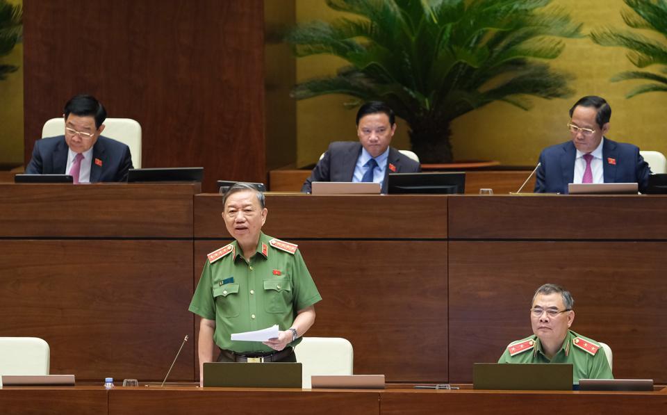 Bộ trưởng Bộ Công an Tô Lâm cho biết, Bộ Công an đã triệt phá một số đường dây làm giả giấy tờ quy mô lớn