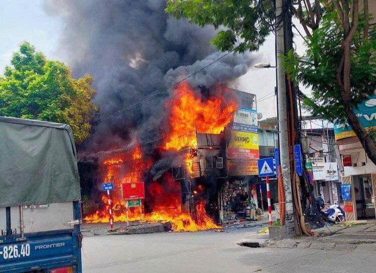 Lửa bao trùm toàn bộ cửa hàng.