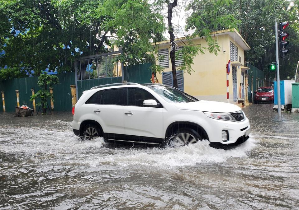 Vào khoảng hơn 11h ngày 11.8, tại nút giao phố Phan Bội Châu - Lý Thường Kiệt (Hoàn Kiếm, Hà Nội), cũng xảy ra tình trạng ngập úng cục bộ. Điểm sâu nhất khoảng 40cm, một số xe máy bị chết máy.