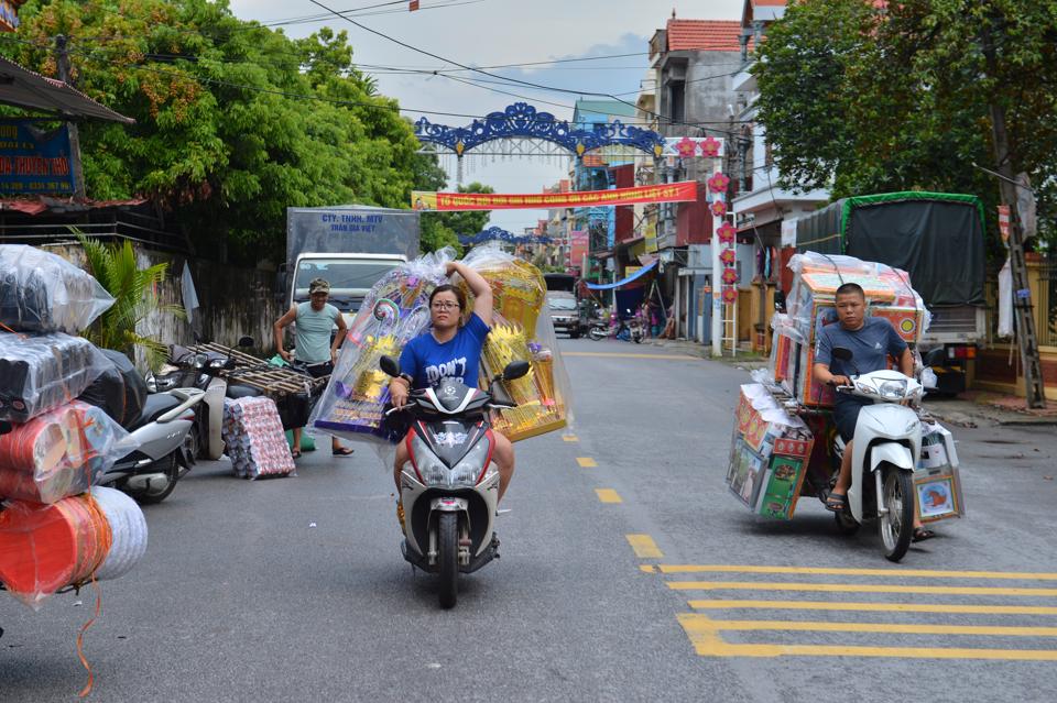 Quang cảnh nhộn nhịp tại làng Song Hồ (Bắc Ninh).