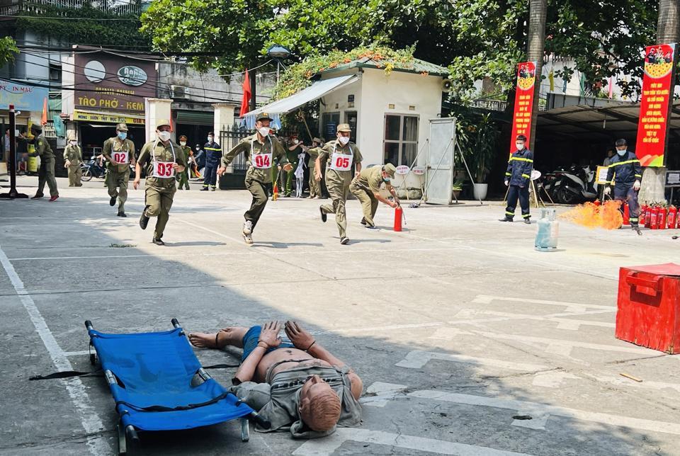 Tại ngày hội đã diễn ra cuộc thi gia đình chữa cháy; lực lượng dân phòng chữa cháy, cứu nạn cứu hộ và Công an phường chữa cháy, cứu nạn cứu hộ