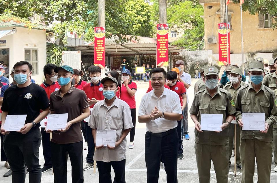 Chủ tịch UBND quận Thanh Xuân Võ Đăng Dũng trao giải cho lực lượng dân phòng chữa cháy, cứu nạn cứu hộ và gia đình chữa cháy