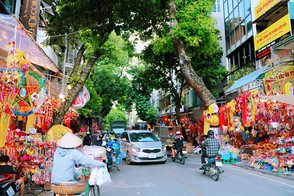 Mỗi dịp Trung thu, Hàng Mã được biết đến là địa điểm chuyên kinh doanh các mặt hàng trang trí. Sau một năm phải đóng cửa vì dịch Covid-19, năm nay, Hàng Mã lại được nhuộm đỏ bởi sắc màu rực rỡ của đèn lồng, đèn ông sao cùng rất nhiều món đồ trang trí bắt mắt.