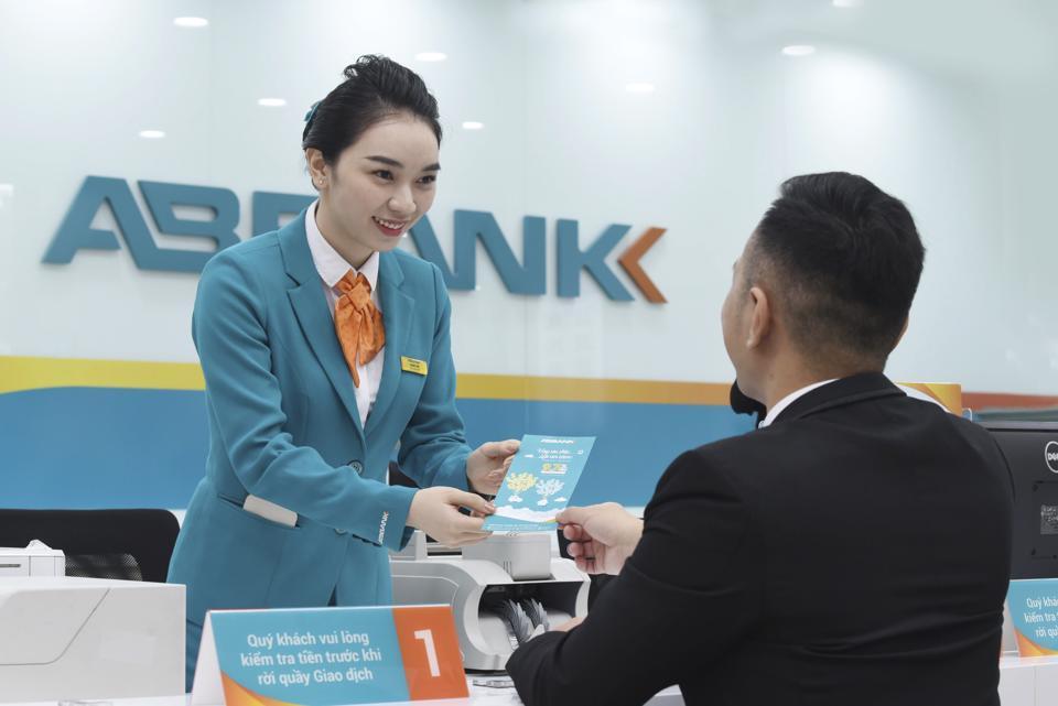 Bên cạnh các đãi ngộ cho nhân viên, ABBank đã triển khai nhiều chính sách hỗ trợ nhân viên bị ảnh hưởng bởi dịch bệnh Covid-19